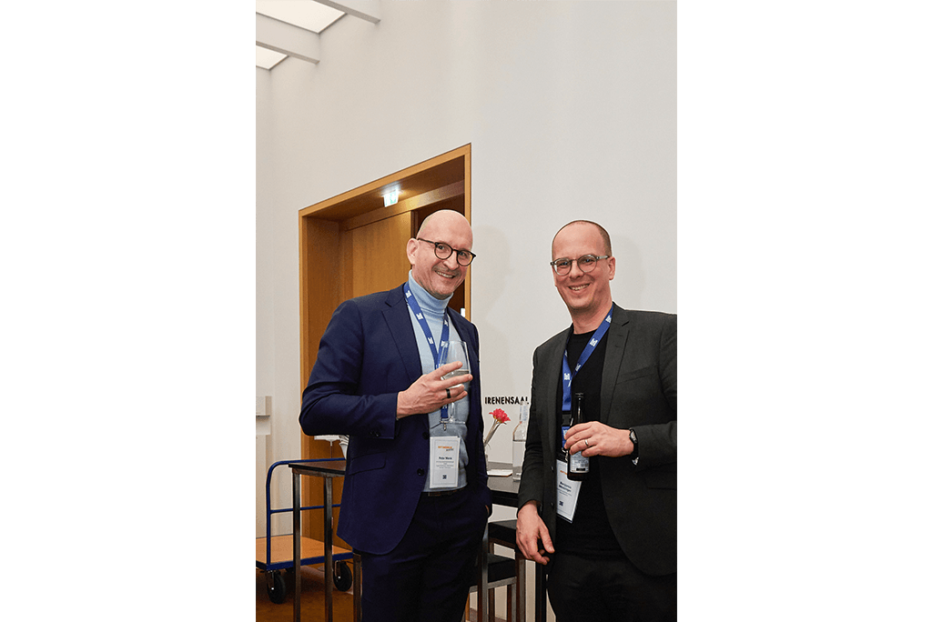Von links: Peter Menk, Geschäftsführender und Gesellschafter GDG Gesundheitsdienstleistungen GmbH und Benjamin Wessinger, GF Deutscher Apotheker Verlag