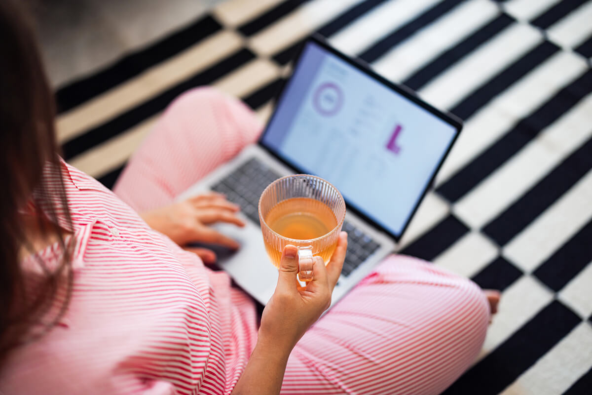 Tee und Laptop