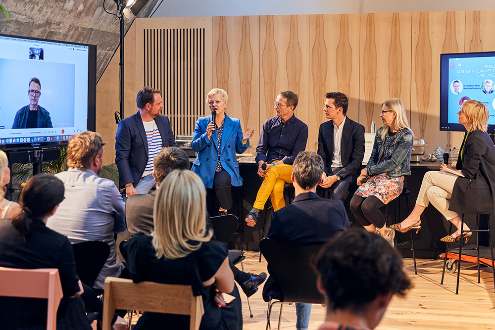 Podium von links: Holger Stromberg, Stefan Schweiger, Renate Künast, Dr. Matthias Riedl, Florian Feneberg, Prof. Dr. Monika Schreiner und Katja Töpfer