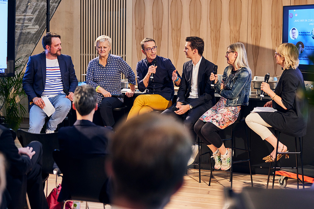 Podium von links: Holger Stromberg, Stefan Schweiger, Renate Künast, Dr. Matthias Riedl, Florian Feneberg, Prof. Dr. Monika Schreiner und Katja Töpfer