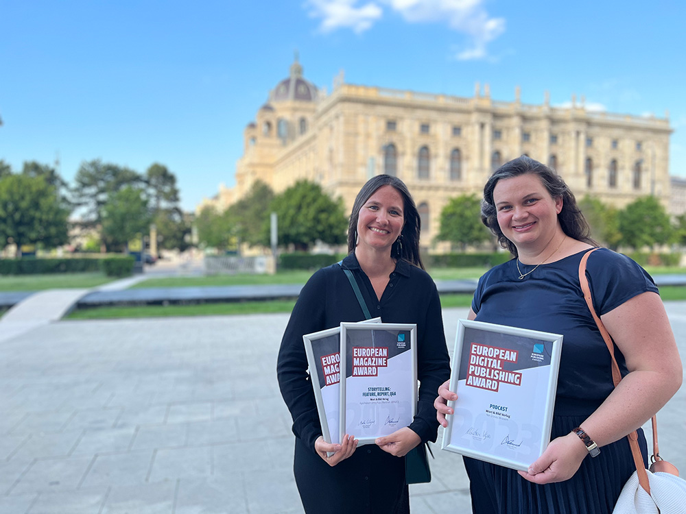 von links: Julia Rotherbl und Dr. Laura Weisenburger mit den drei European Publishing Awards für den Wort & Bild Verlag