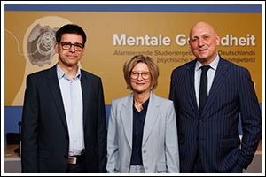 Podiumsteilnehmer (v.l.n.r.): Prof. Dr. Kai Kolpatzik, Chief Scientific Officer des Wort & Bild Verlags, Stephanie Engelmann, Mitglied des Vorstandes der KKH Kaufmännischen Krankenkasse, Prof. Dr. Orkan Okan, Professor für Health Literacy an der TUM; Cred